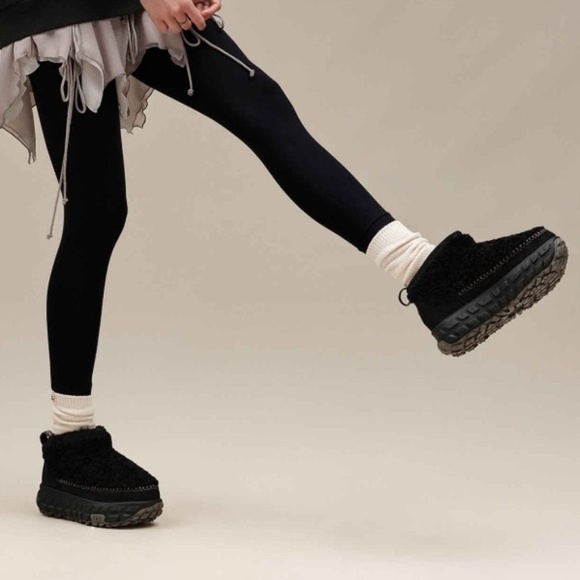 NWOB $190 Original UGG Venture Daze Ultra Mini Boots Size 8 Black Leather Suede - Picture 2 of 12